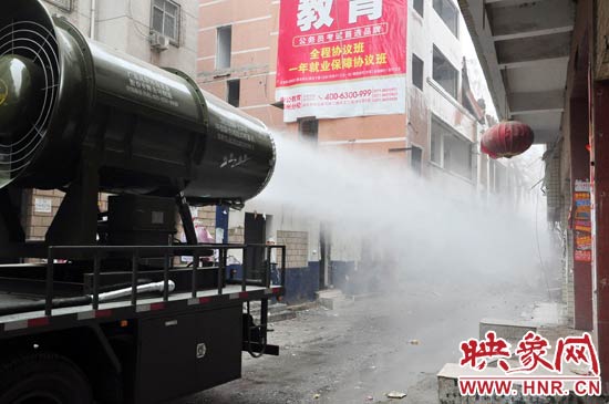 針對(duì)造成霧霾的主兇“建筑工地?fù)P塵”，“霧炮車(chē)”降塵除塵效果能到到80%。