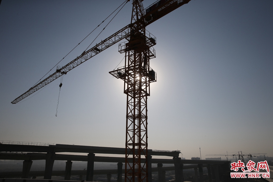 隴海高架與西四環(huán)立交仍在緊張施工中。