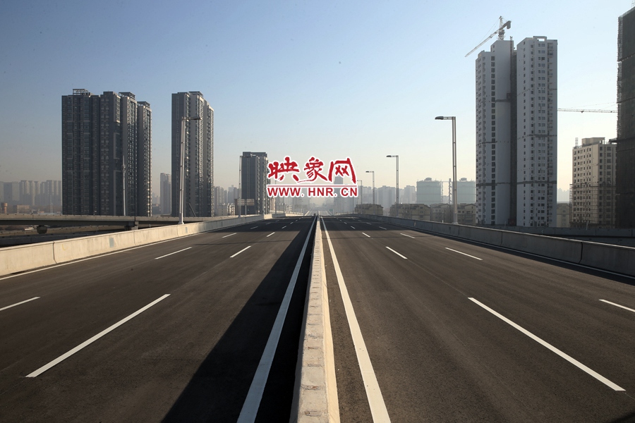 隴海高架過西三環(huán)進(jìn)入市區(qū)。