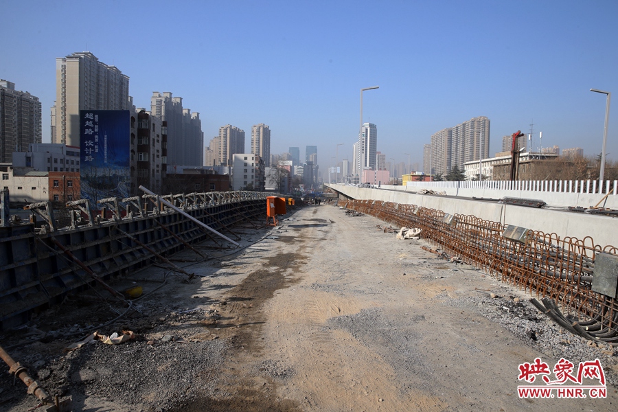 由西向東方向，嵩山南路出口以東，仍在緊張施工中。
