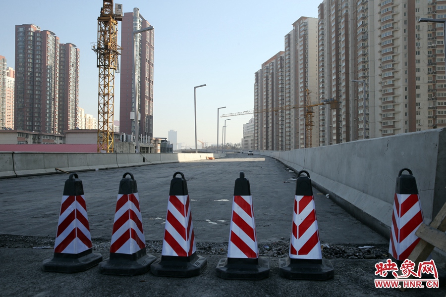 由西向東方向，嵩山南路出口以東，仍在緊張施工中。