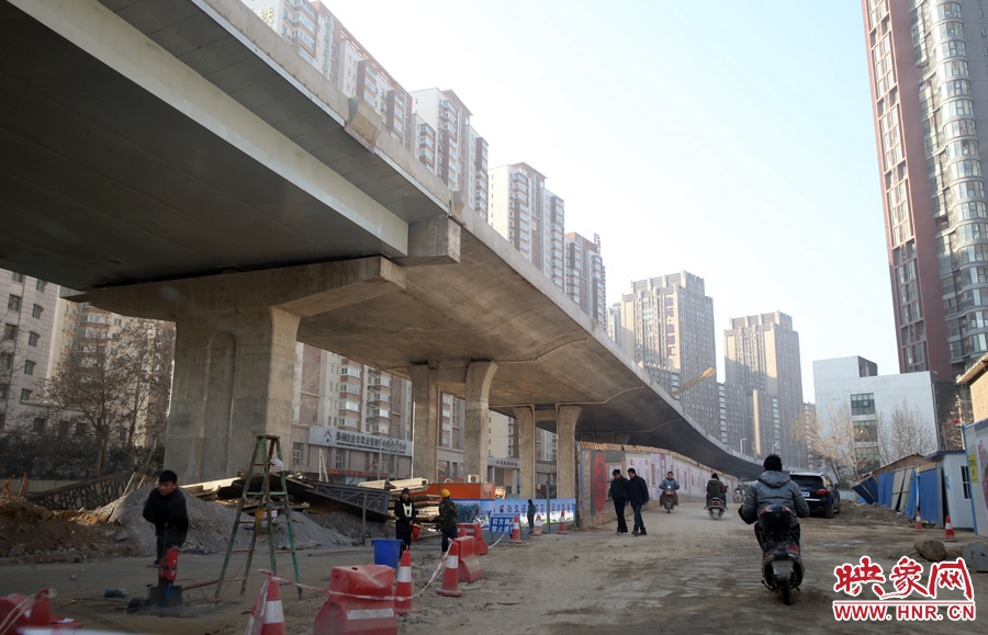 由西向東方向，嵩山南路出口以東，仍在緊張施工中。