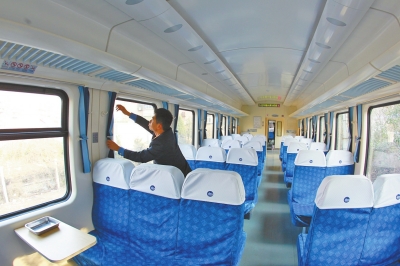 硬座車廂 藍色座套，清清爽爽。