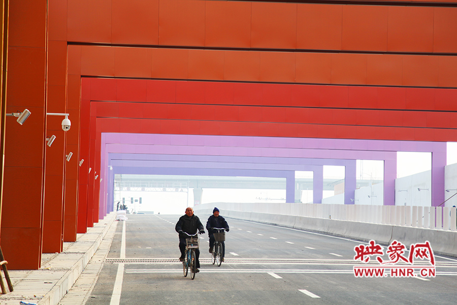 兩位老人騎自行車通過。