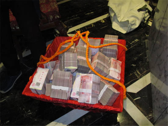 不少農(nóng)民工的工資是用籮筐挑走的。