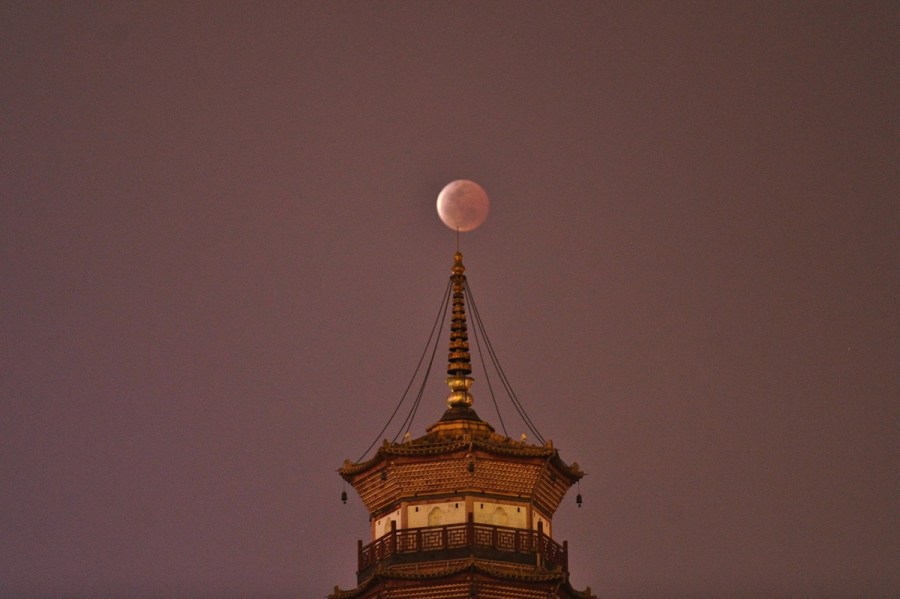 4月4日，廣東省廣州市，月全食與赤崗塔。（二次曝光）石榴/CFP