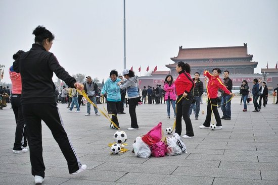 大媽天安門前跳廣場(chǎng)舞 3分鐘后被工作人員叫停