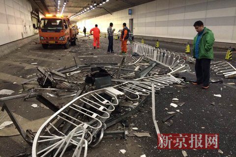 一輛蘭博基尼與一輛法拉利發(fā)生事故，現(xiàn)場狀況慘烈