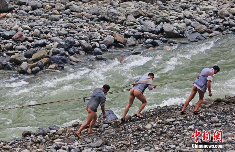 圖為原始古樸的纖夫拉纖。