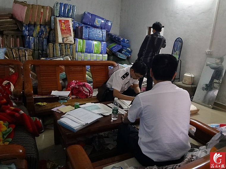 執(zhí)法人員對“黑心棉”窩點(diǎn)進(jìn)行登記取證。