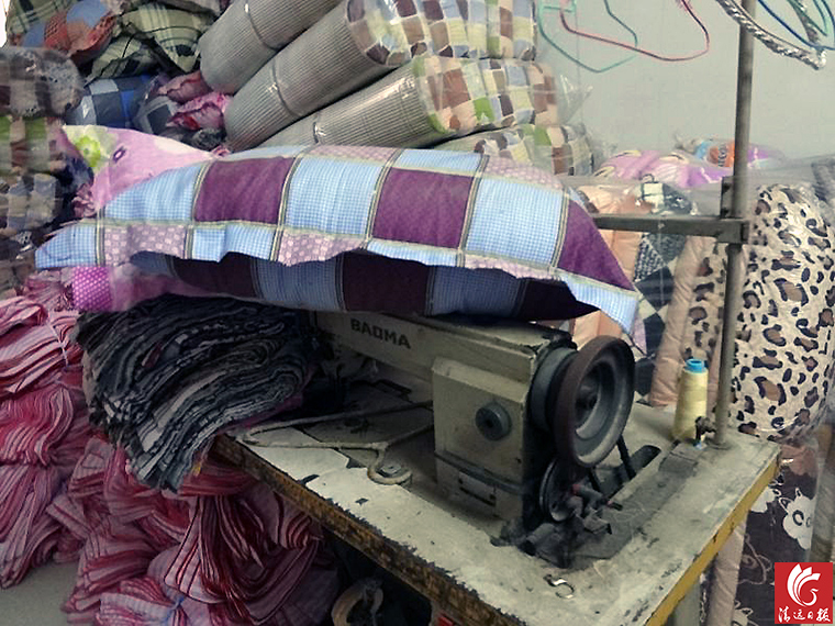 作坊一角。執(zhí)法人員稱，該作坊利用廢舊棉花和劣質(zhì)絮用纖維進(jìn)行違法加工。