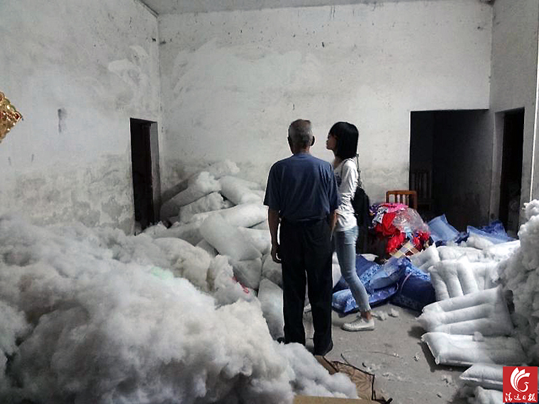 “黑心棉”堆滿了房間的每個角落。