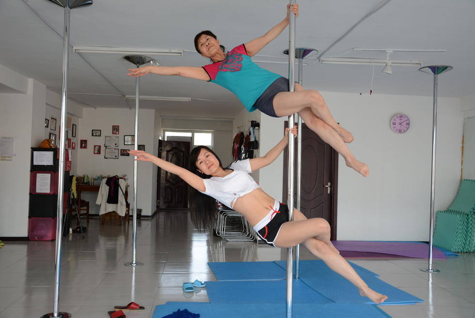 65歲老太玩轉(zhuǎn)鋼管舞 技藝嫻熟不遜年輕人 65歲老太玩轉(zhuǎn)鋼管舞 技藝嫻熟不遜年輕人