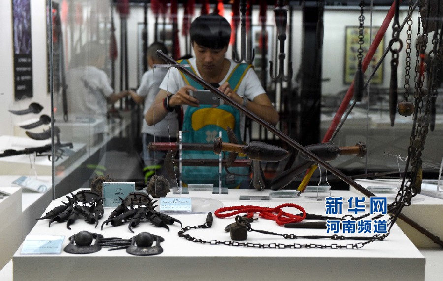 4月26日，參觀者在兵器展覽館內(nèi)拍攝展品。