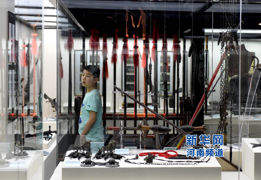 4月26日，參觀者在兵器展覽館內(nèi)參觀。