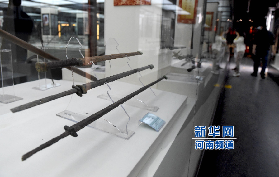 4月26日，參觀者在兵器展覽館內(nèi)參觀。