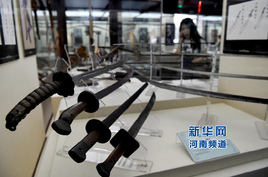 4月26日，參觀者在兵器展覽館內(nèi)參觀。