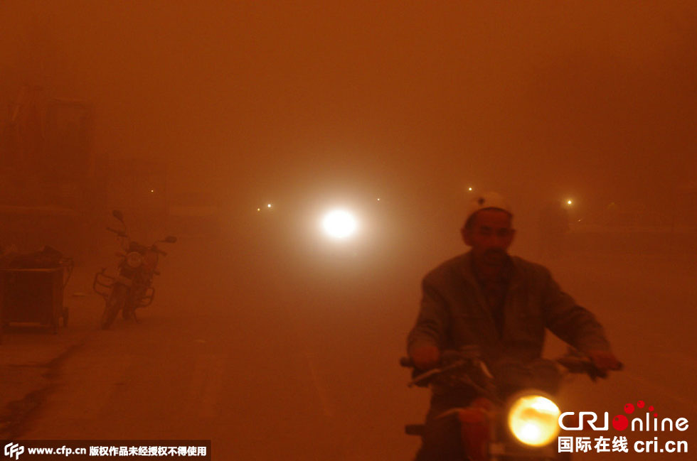 巴扎上的行人紛紛回家?！D片來(lái)源：CFP