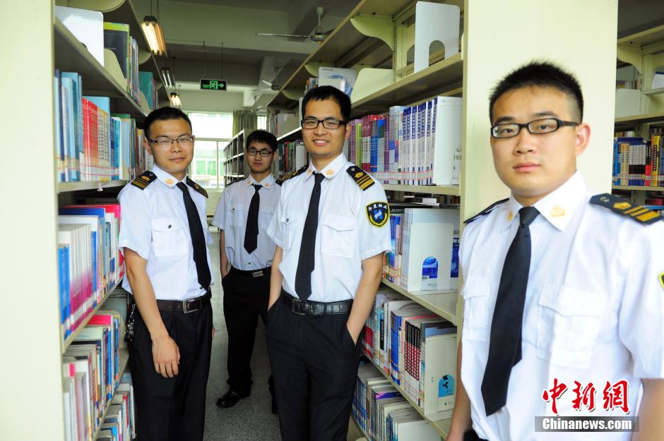 武漢高?！皠?lì)志保安團(tuán)” 集體考上研究生