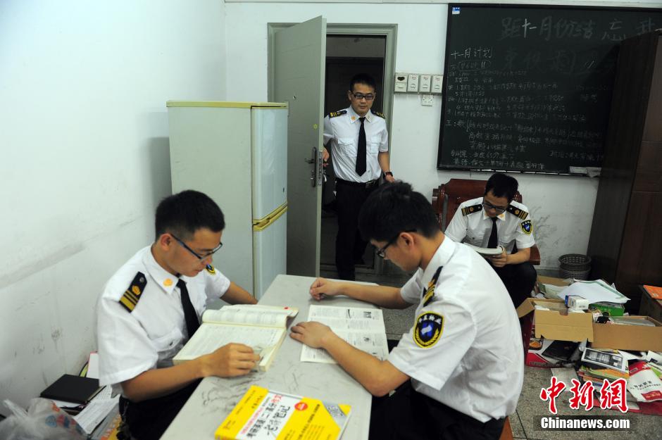 武漢高?！皠?lì)志保安團(tuán)” 集體考上研究生