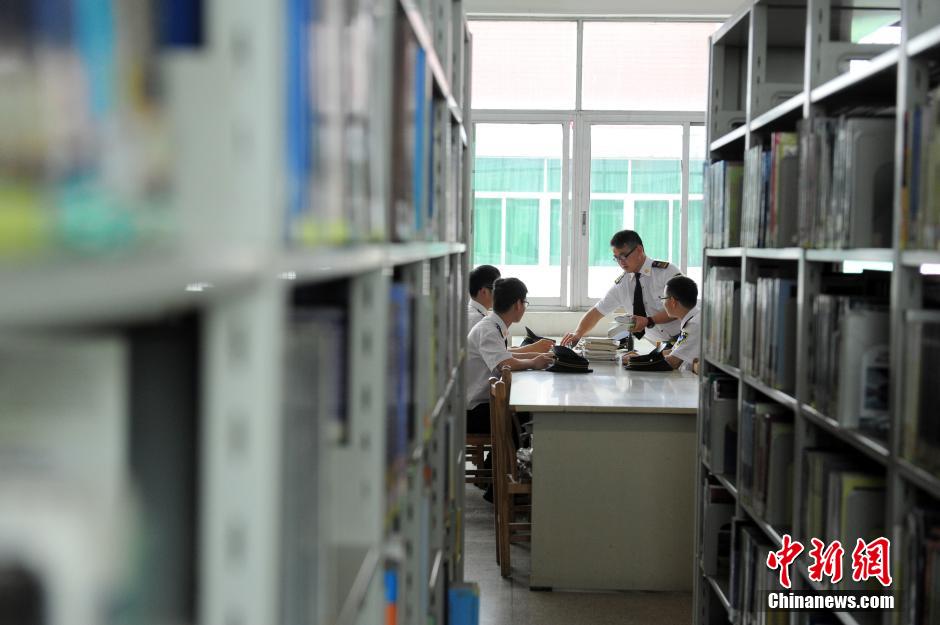 5月8日，武漢輕工大學(xué)保安吳濤、江力、黃凱、萬(wàn)文杰在圖書館學(xué)習(xí)中。中新社發(fā) 張暢 攝