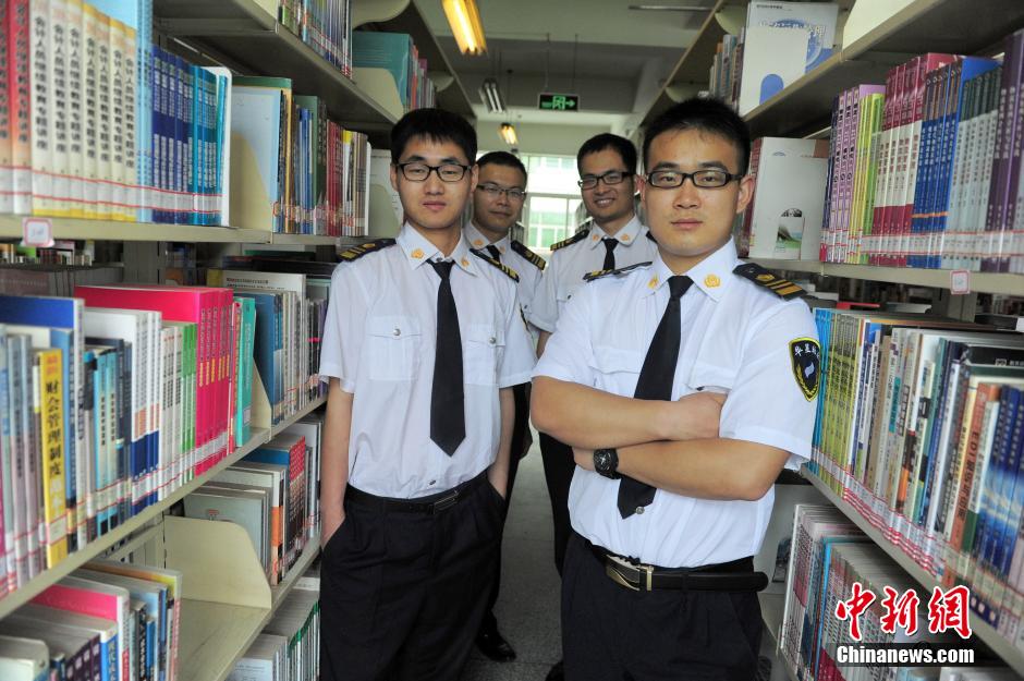 　5月8日，武漢輕工大學(xué)圖書館保安吳濤、江力、黃凱、萬(wàn)文杰。中新社發(fā) 張暢 攝