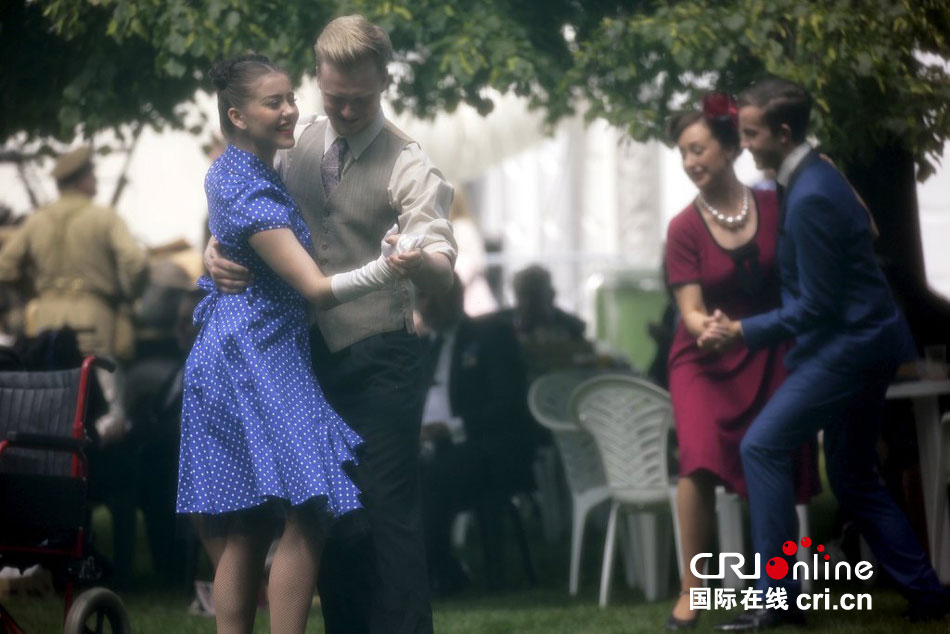 英國(guó)民眾身著年代服裝舞蹈慶祝歐戰(zhàn)勝利70周年 英國(guó)民眾身著年代服裝舞蹈慶祝歐戰(zhàn)勝利70周年