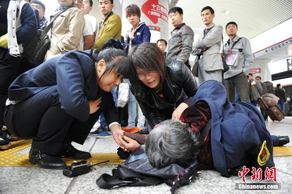 74歲老太地鐵站臺(tái)摔倒稱“有老保，不訛人”