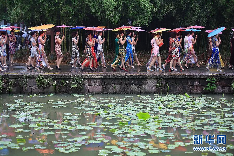 15萬人同秀旗袍 展現(xiàn)中國(guó)服飾之美 15萬人同秀旗袍 展現(xiàn)中國(guó)服飾之美