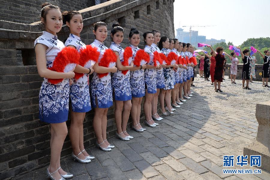 15萬人同秀旗袍 展現(xiàn)中國(guó)服飾之美 15萬人同秀旗袍 展現(xiàn)中國(guó)服飾之美