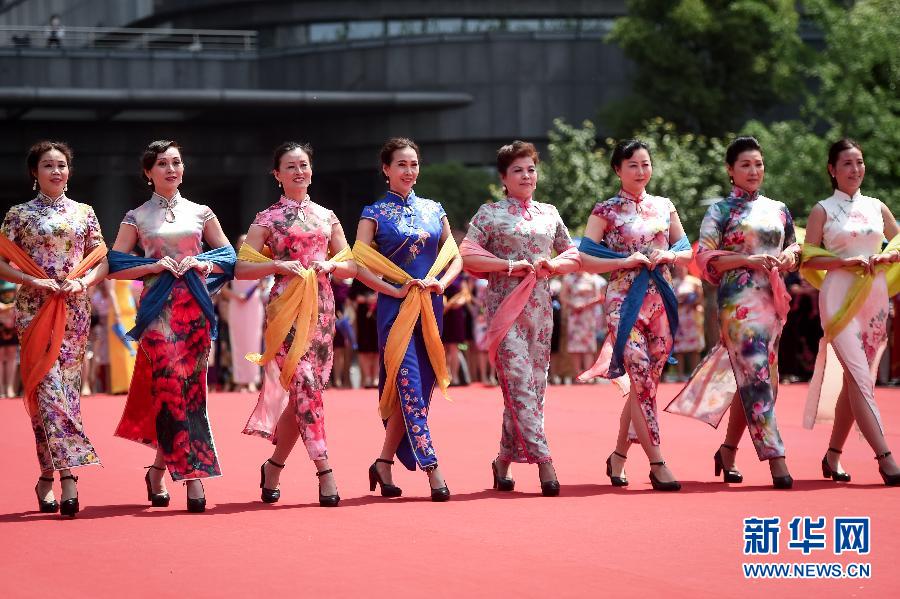 15萬人同秀旗袍 展現(xiàn)中國(guó)服飾之美 15萬人同秀旗袍 展現(xiàn)中國(guó)服飾之美