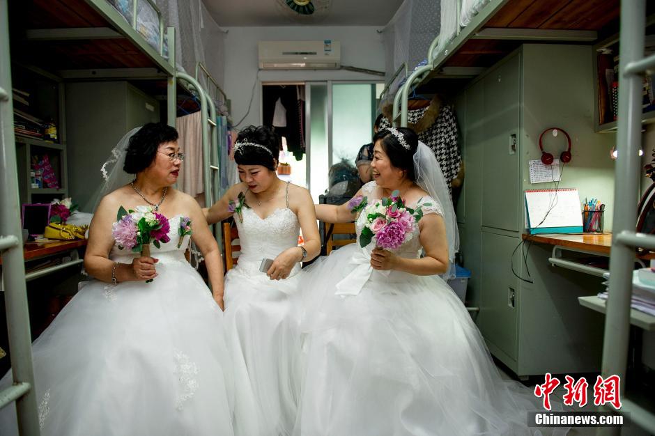 廣東一大學為校友舉行集體婚禮 50對夫妻重返母校 廣東一大學為校友舉行集體婚禮 50對夫妻重返母校