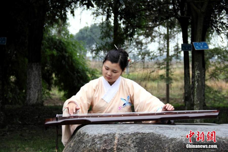 圖為在校園里撫琴的胡雅潔。