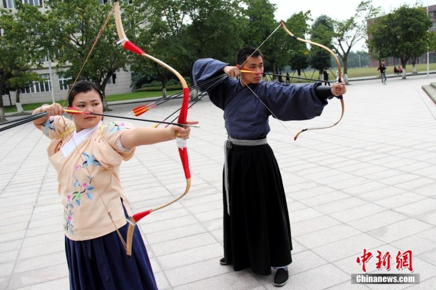圖為課余練習(xí)射箭的“神雕俠侶”胡雅潔和胡默齋。