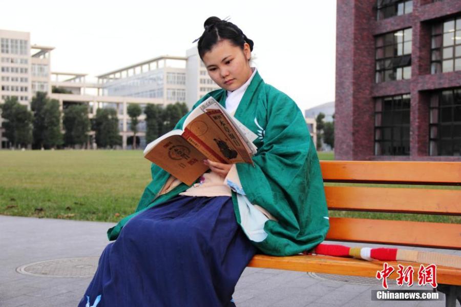 穿漢服在校園讀書的胡雅潔。