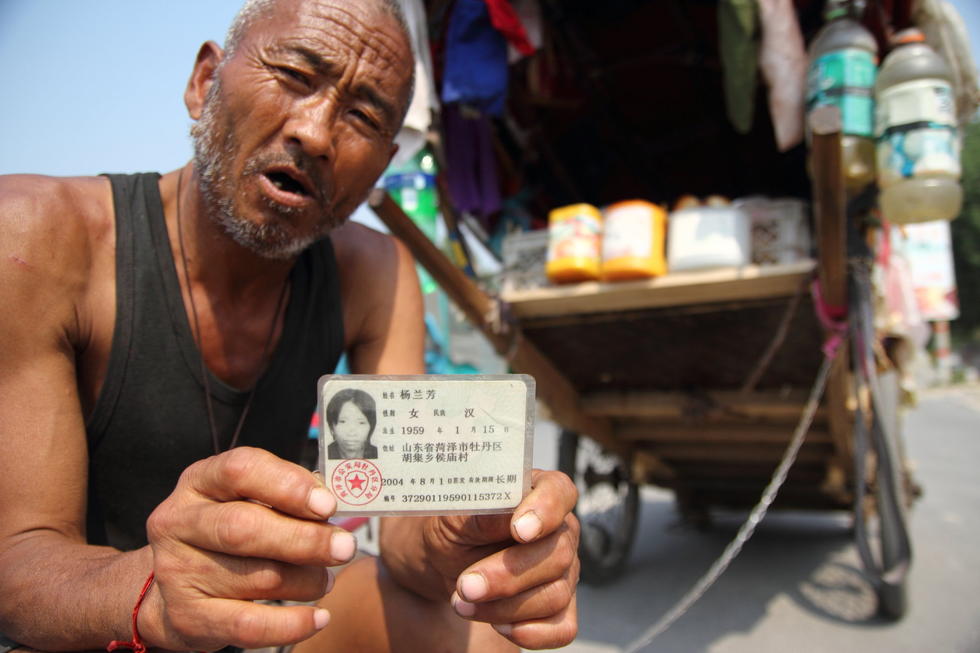 山東花甲老人為尋妻 拉“房車”四海為家 山東花甲老人為尋妻 拉“房車”四海為家