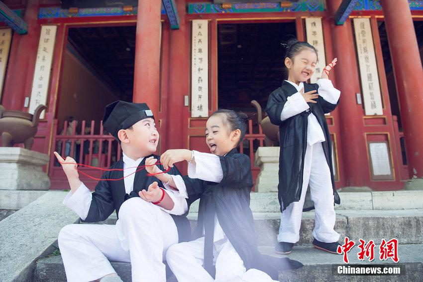 三萌娃扮“道士”玩游戲喚醒網(wǎng)友兒時(shí)記憶 三萌娃扮“道士”玩游戲喚醒網(wǎng)友兒時(shí)記憶