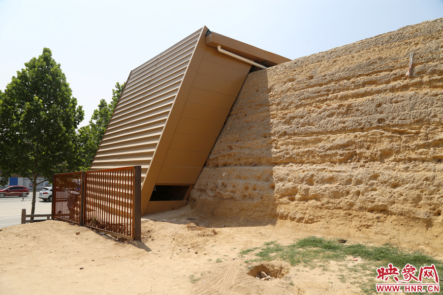 千年商都遺址仿佛披上“黃金甲”。