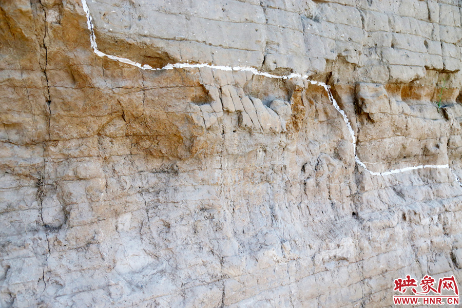 待工程開放后，游客走進城墻內(nèi)部，可以看到商代的紅色夯土層、戰(zhàn)國時期的白色夯土層。