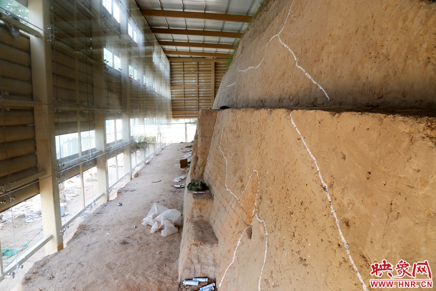 按照最初的設(shè)計，東側(cè)城墻內(nèi)規(guī)劃有一個1~2米寬的小展廳。