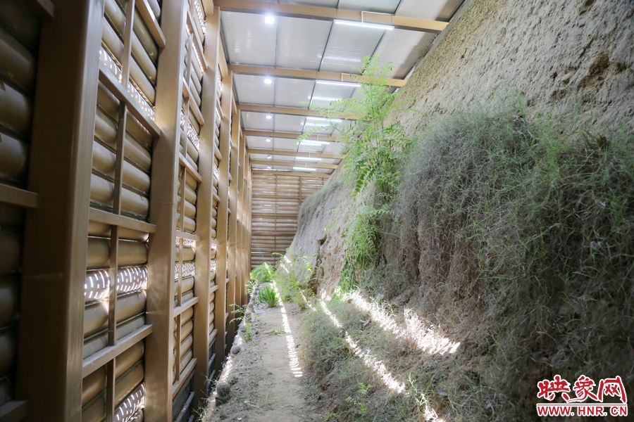 鄭州市商城遺址保護管理處對該節(jié)點1700米城垣兩側(cè)斷面遺址進行保護性設(shè)施建設(shè)。