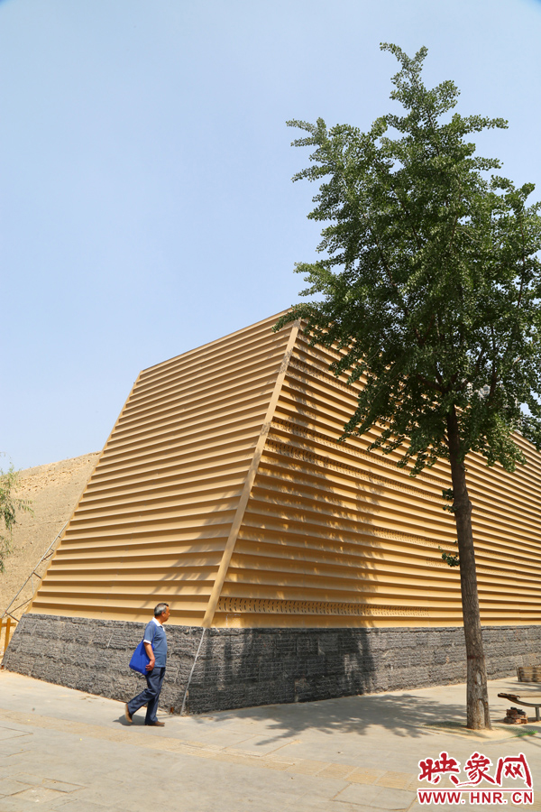 一名路人從“土豪金”保護殼前經(jīng)過。