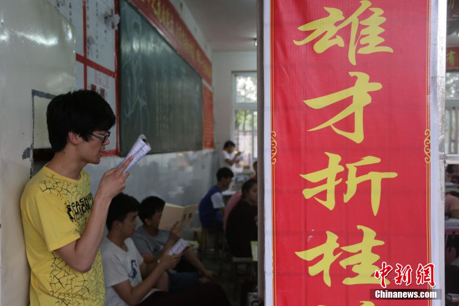 河南考生備戰(zhàn)高考 標語口號貼滿教室 河南考生備戰(zhàn)高考 標語口號貼滿教室