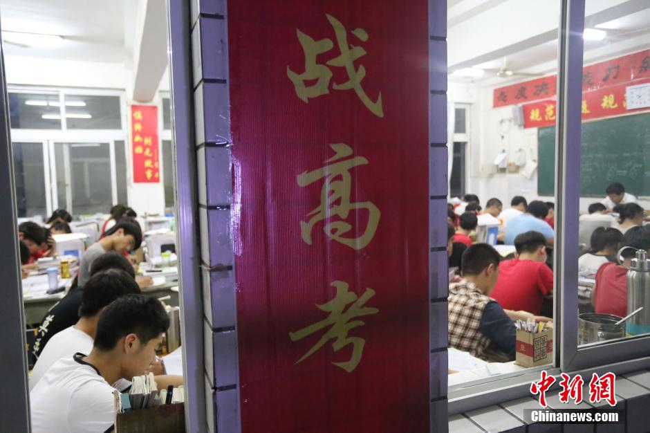 河南考生備戰(zhàn)高考 標語口號貼滿教室 河南考生備戰(zhàn)高考 標語口號貼滿教室