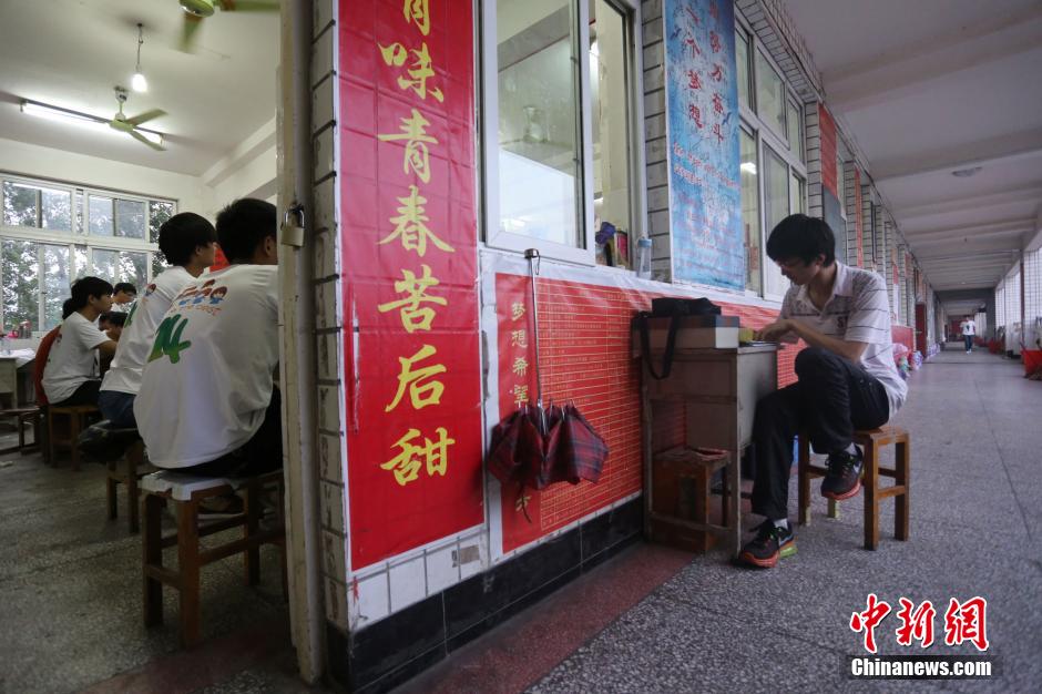 河南考生備戰(zhàn)高考 標語口號貼滿教室 河南考生備戰(zhàn)高考 標語口號貼滿教室