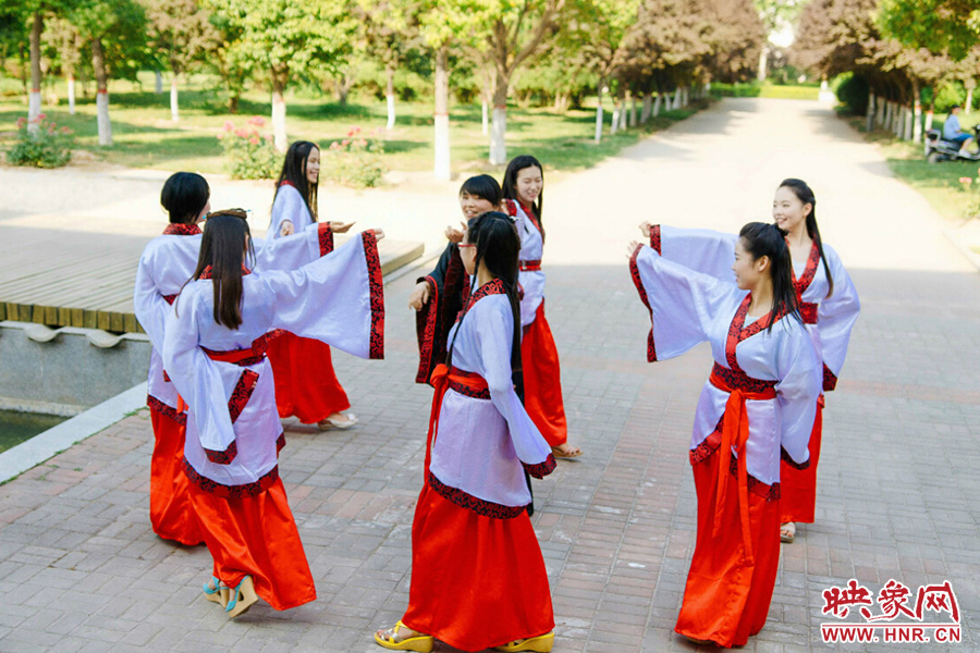 走遍校園的每個角落，只為你能盡可能將有關(guān)的記憶都帶走。