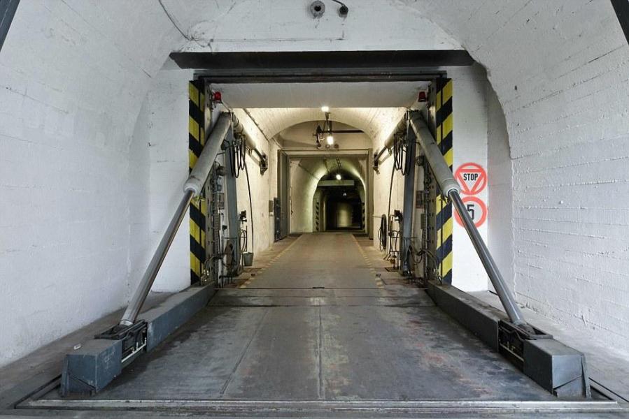 圖為地堡內(nèi)的通道，皆配備攝像頭。