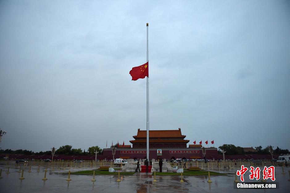 天安門廣場降半旗悼念喬石同志 天安門廣場降半旗悼念喬石同志