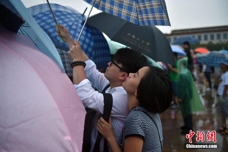 天安門廣場降半旗悼念喬石同志 天安門廣場降半旗悼念喬石同志