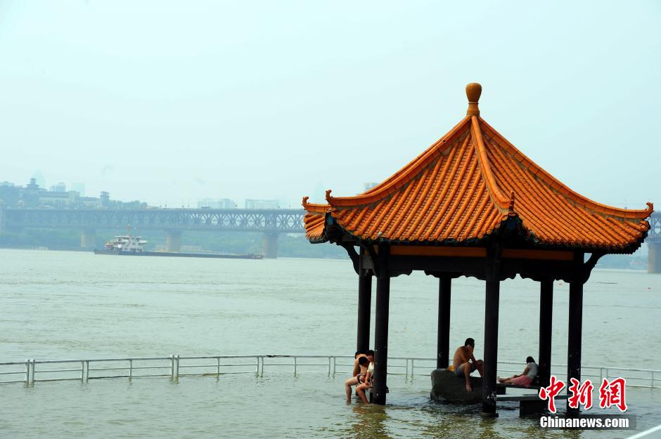 江武漢關(guān)水位超過(guò)25米“設(shè)防線” 民眾江邊戲水 江武漢關(guān)水位超過(guò)25米“設(shè)防線” 民眾江邊戲水